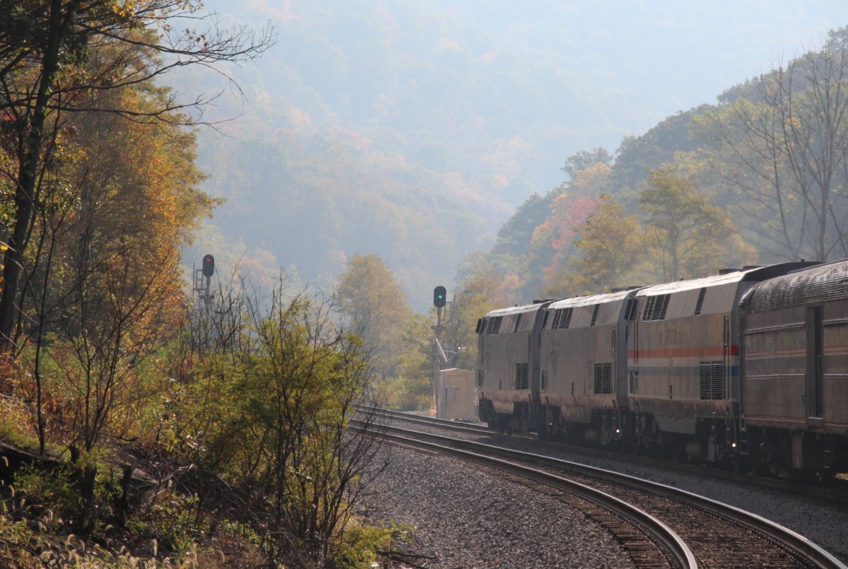 6.10.2013 vor Martinsburg, WV. Amtraks Capitol Limited mit 3 Genesis Loks Richtung Washington, DC.