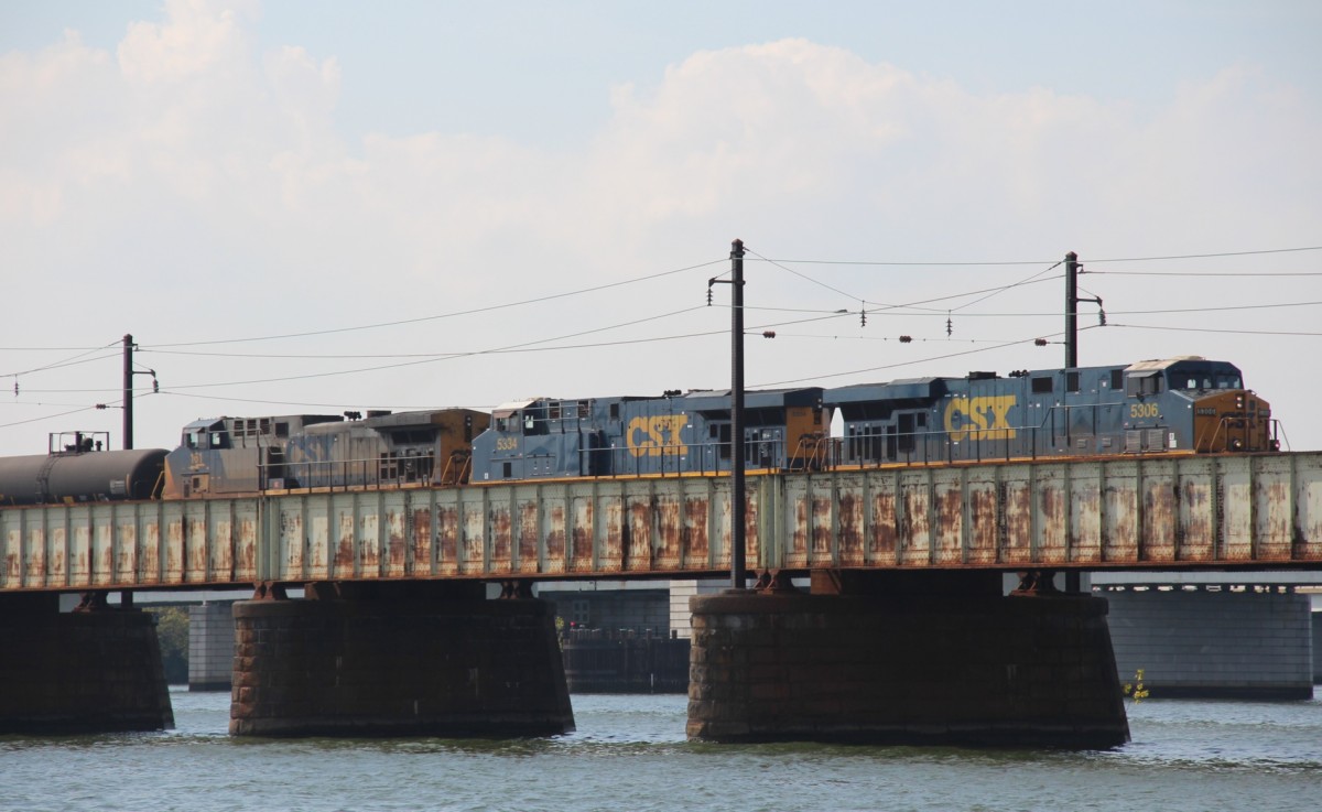 6.10.2013 Washington, DC. 3 CSX Loks berqueren den Potomac River