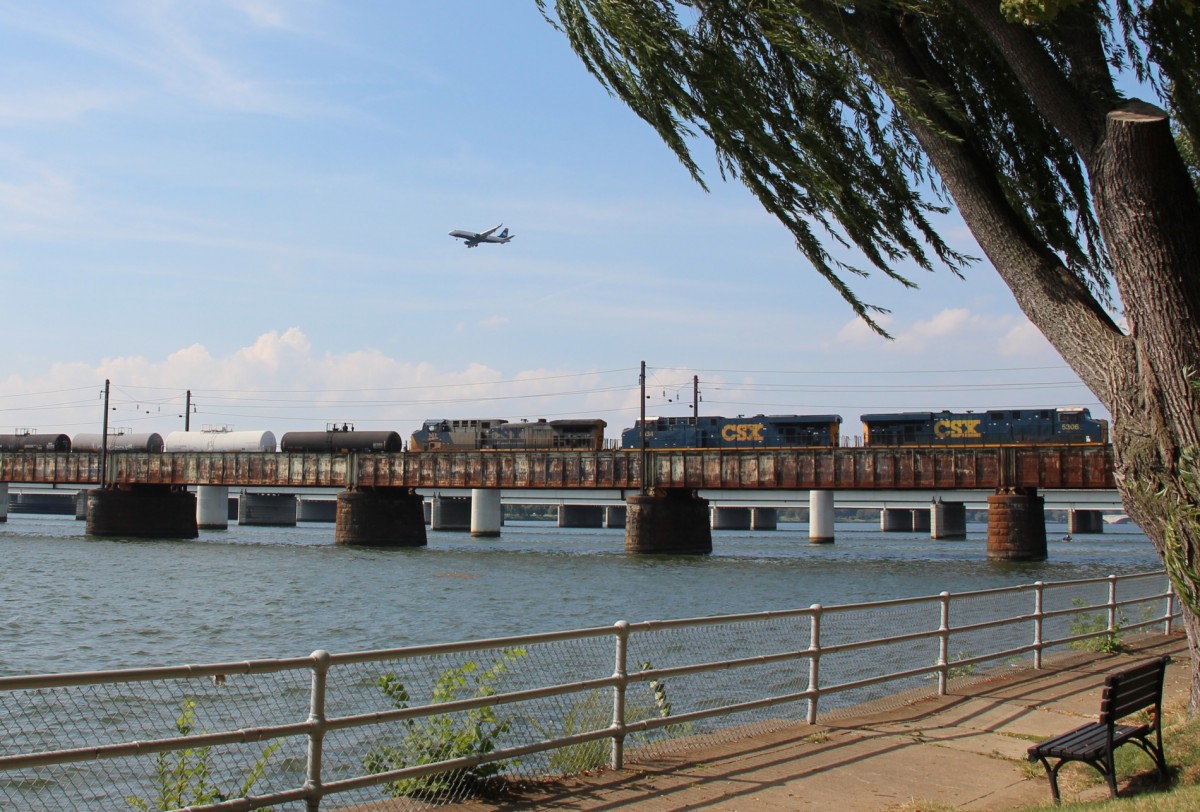 6.10.2013 Washington DC. Ein CSX Zung berquert den Potomac River