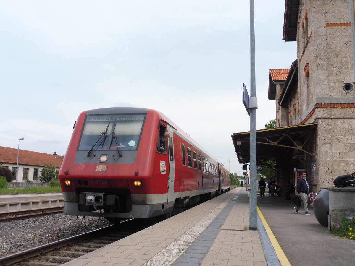 611 001 als IRE nach Donaueschingen im Bahnhof Munderkingen, Mai 2018