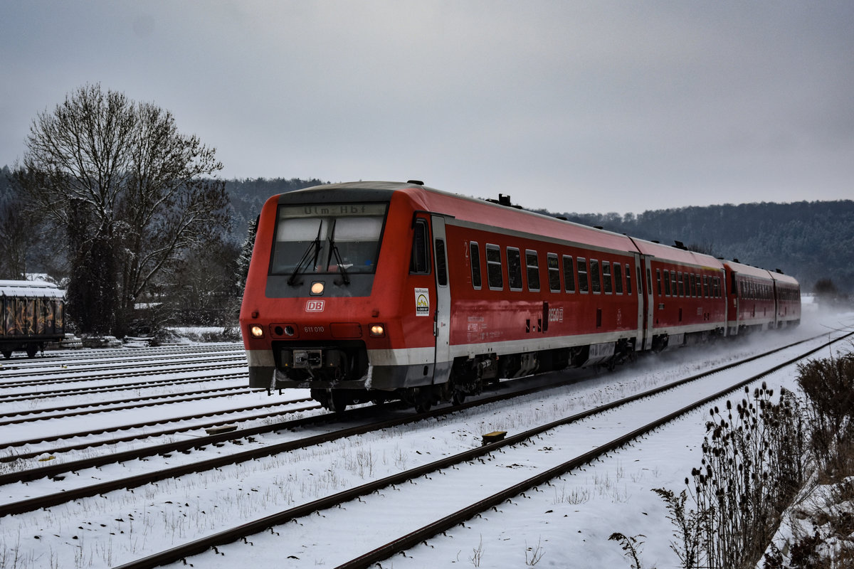 611 010 mit 020 als RE nach Ulm Hbf, am 16.12.18 bei Ulm-Söflingen 