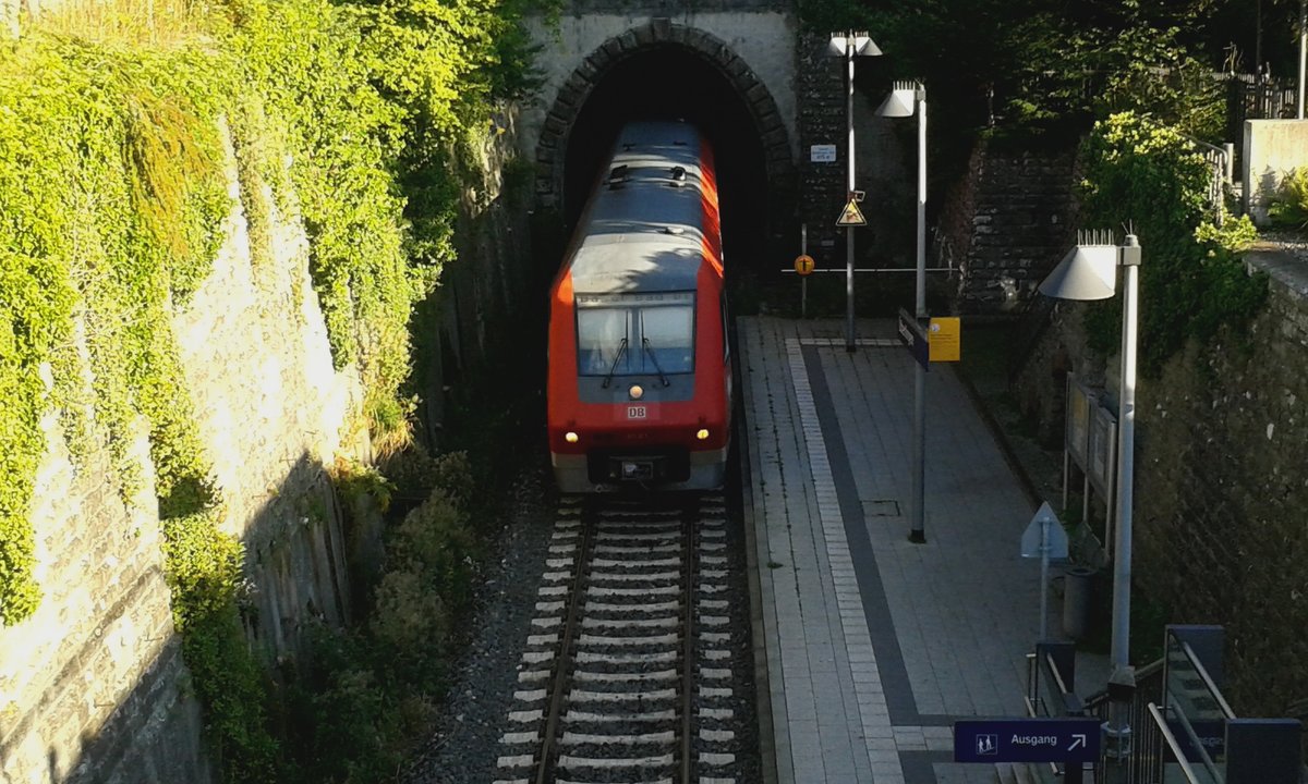 611 011 am 09.09.2015 im Solo Einsatz als Ire 3050 (Ulm hbf - Basel Bad Bf) hier bei der Einfahrt aus dem Tunnel in den Bahnhof Überlingen.