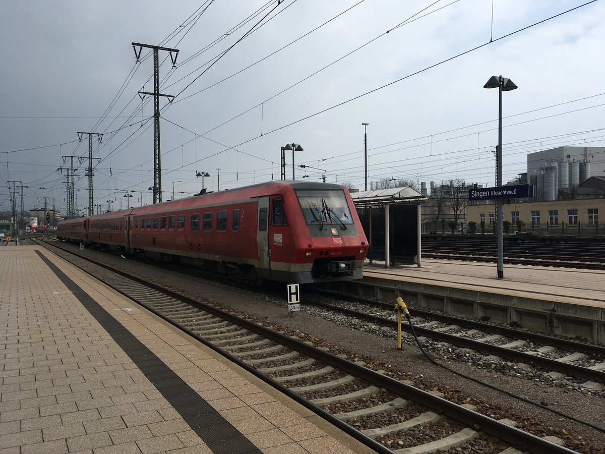 611 019 + 611 027 als Ire von Markdorf (Baden) nach Basel Bad Bf bei der Einfahrt in Singen am Hohentwiel am 26-03-2018.