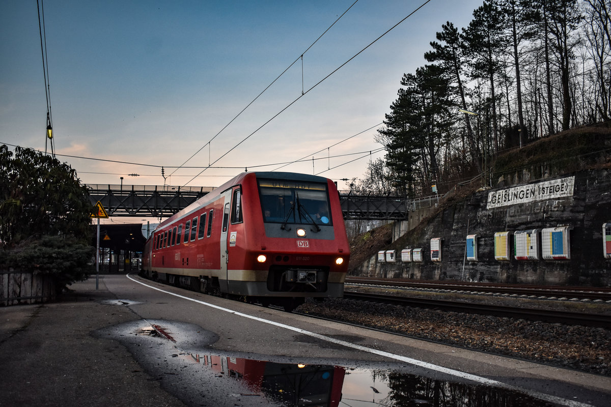 611 020 mit 010 als Ersatz für Doppelstockwagen auf der RB nach Ulm Hbf, am 25.12.18 in Geislingen(Steige)