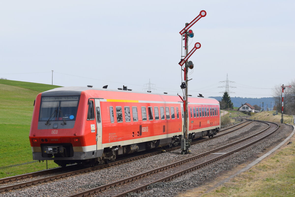 611 020 verlässt im April 2018 Döggingen in Richtung Donaueschingen