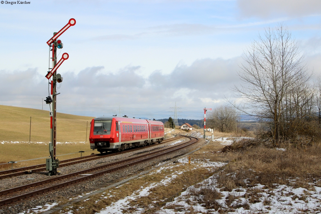 611 049 als RE 22326 nach Rottweil bei der Ausfahrt Döggingen. Aufgenommen am 01.03.2014.