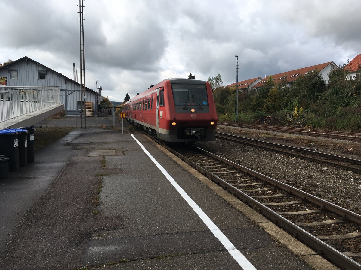 611 049 bei der Einfahrt als Ire 3207 (Neustadt(Schwarz) - Ulm hbf) bei der Einfahrt am 21.10.16 in den Bahnhof Ehingen (Donau).
