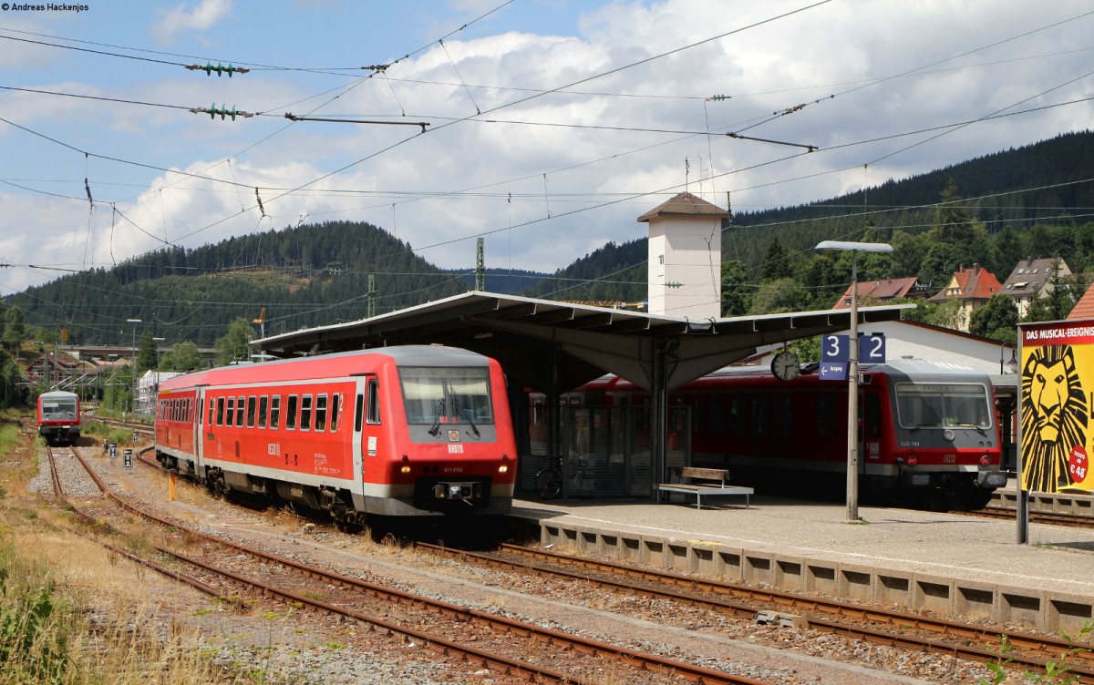 611 050-5 als IRE 3215 (Neustadt(Schwarzw)-Ulm Hbf) und 628 703-0 und 628 701-4 als RB 26950 (Neustadt(Schwarzw)-Titisee) links steht 628 702-3 in Neustadt 30.7.15