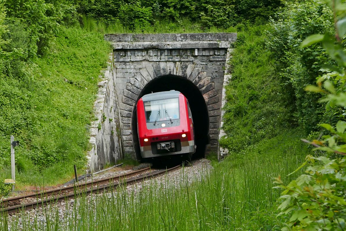 611 545, am 31.05.2019 unterwegs als RE 22309, Fridingen - Ulm, hat den 95 m langen Schlossberg-Tunnel in Scheer fast durchquert.