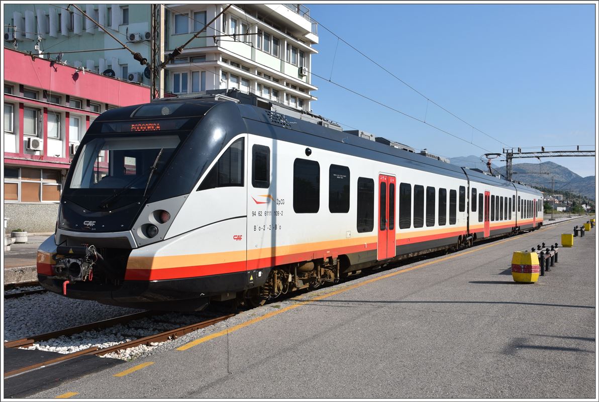 6111 109-2 ist soeben aus Niksic in Podgorica eingetroffen. (02.08.2016)