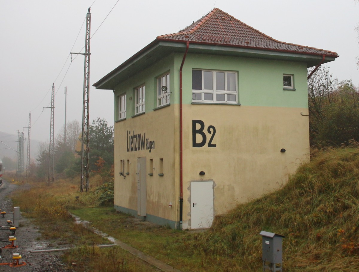 6.11.2015 Lietzow / Rügen. Stellwerk B2 aus IC 2213 an einem regnerischem Tag aufgenommen.