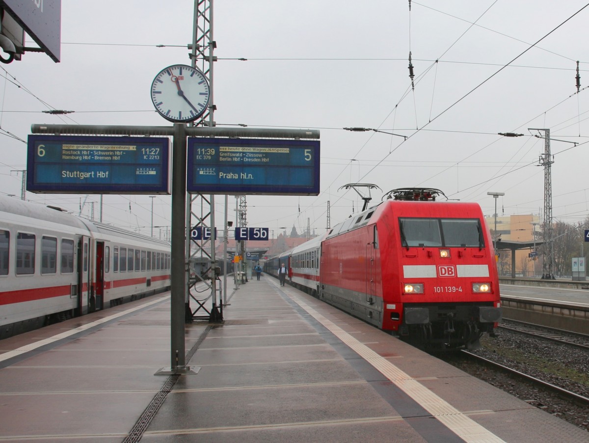 6.11.2015 Stralsund Hbf. EC 379 und IC 2213 bereit zur Abfahrt. Es gibt ihn noch den  Speisewagen . Nur leider nicht heute. Muss das bedauerlicherweise immer öfter feststellen. (zB. Warschau Express)