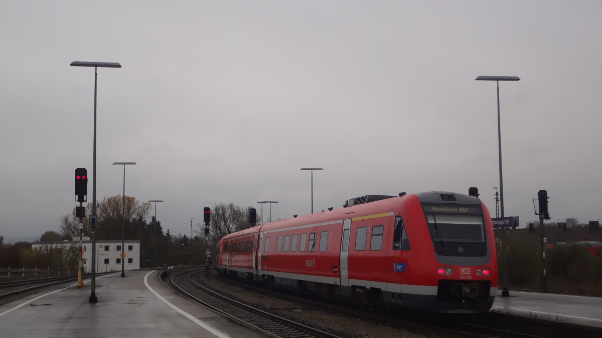 612 002 verlässt als hinterer Zugteil eines RE nach Augsburg den Bf Kempten. Oktober 2014. 