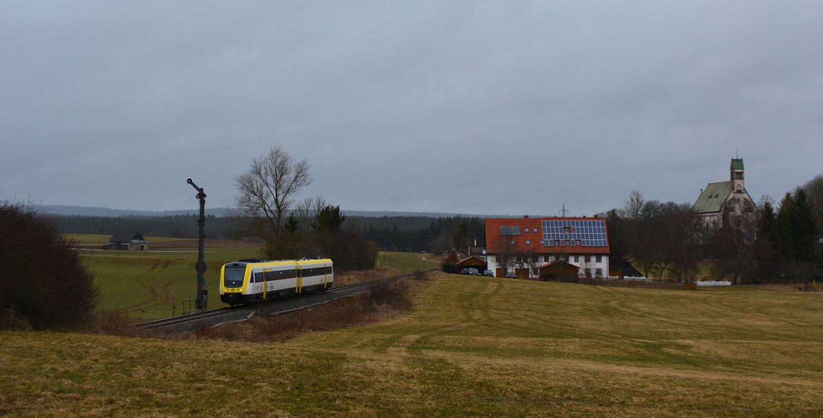 612 005 fährt bei Regen als RE26390 nach Villigen am Einfahrsignal von Löffingen vorbei. Rechts im Bild ist die Wallfahrtskapelle Witterschneekreuz zu sehen.

Löffingen 28.03.2018