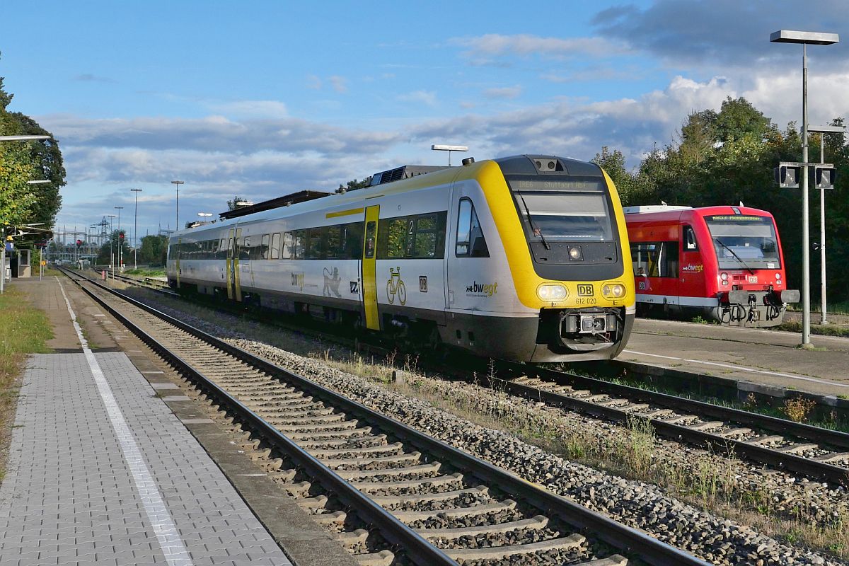 612 020 als IRE 6 / 3264 von Aulendorf nach Stuttgart und 650 118 als RB 53 von Sigmaringen nach Memmingen am 06.10.2021 in Herbertingen