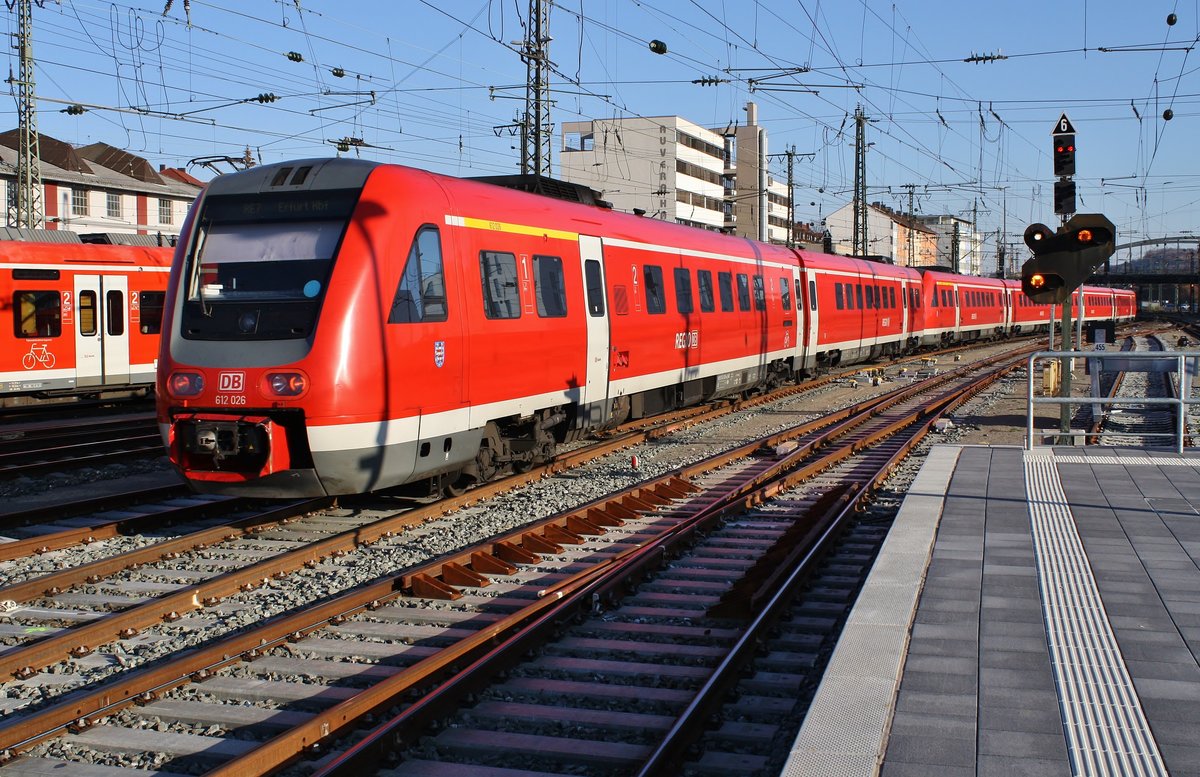 612 026-4 verlässt am 17.11.2018 als RE7 (RE3808) nach Erfurt Hauptbahnhof den Würzburger Hauptbahnhof.