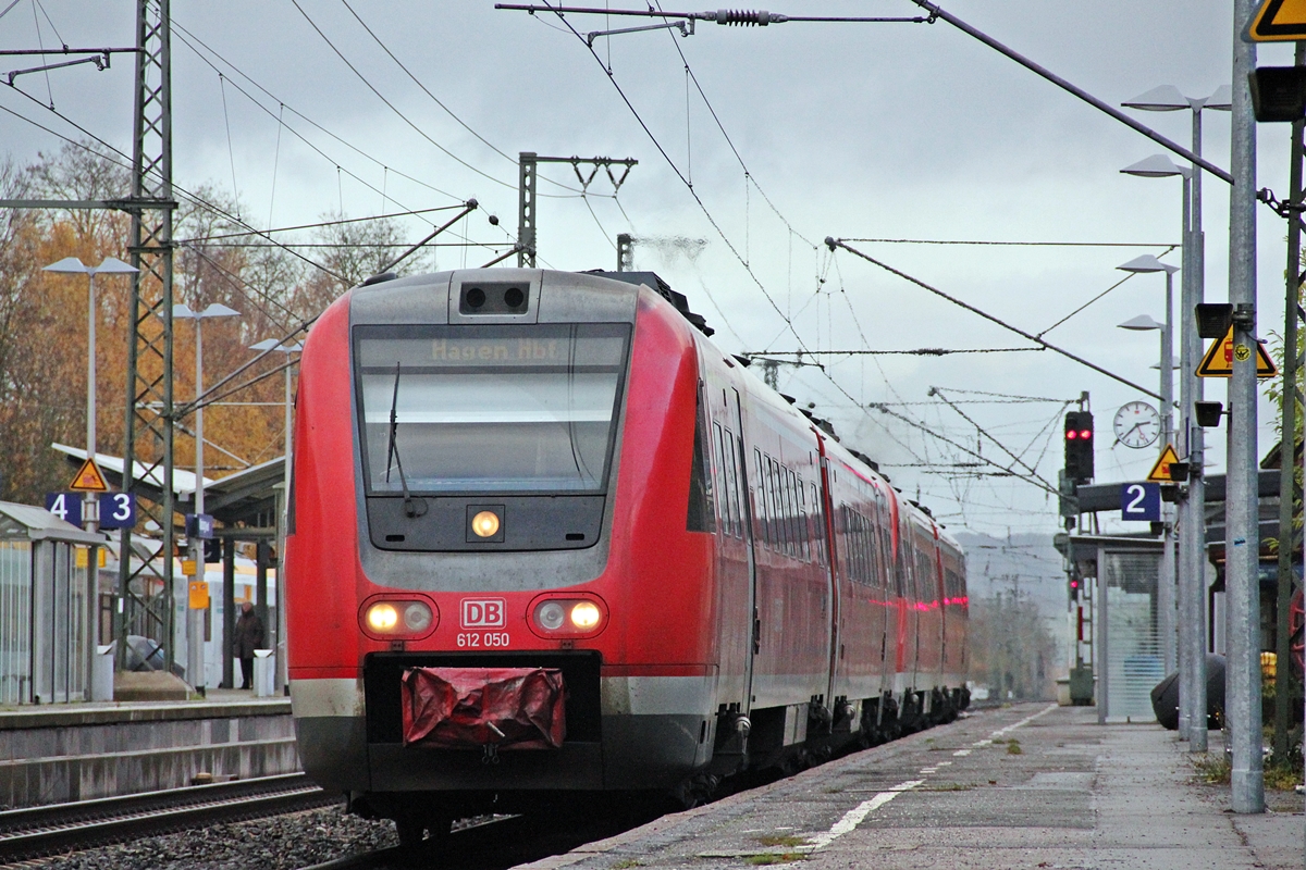 612 050 als RE von Kassel nach Hagen bei der Abfahrt in Warburg (Westf) 24.11.2013