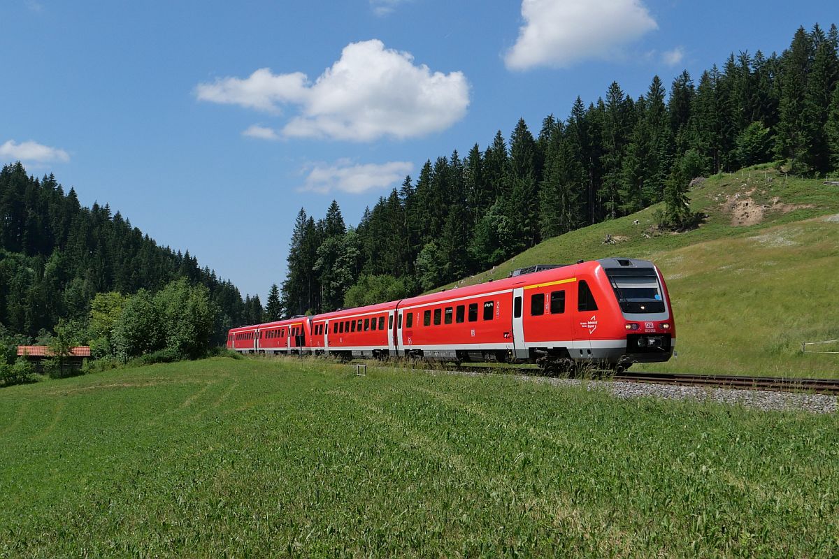 612 058 und 612 618 am 11.06.2023 als RE 70 / 3885 von Lindau-Reutin nach Augsburg verlassen wenige Minuten vor Oberstaufen das Tal der Oberen Argen