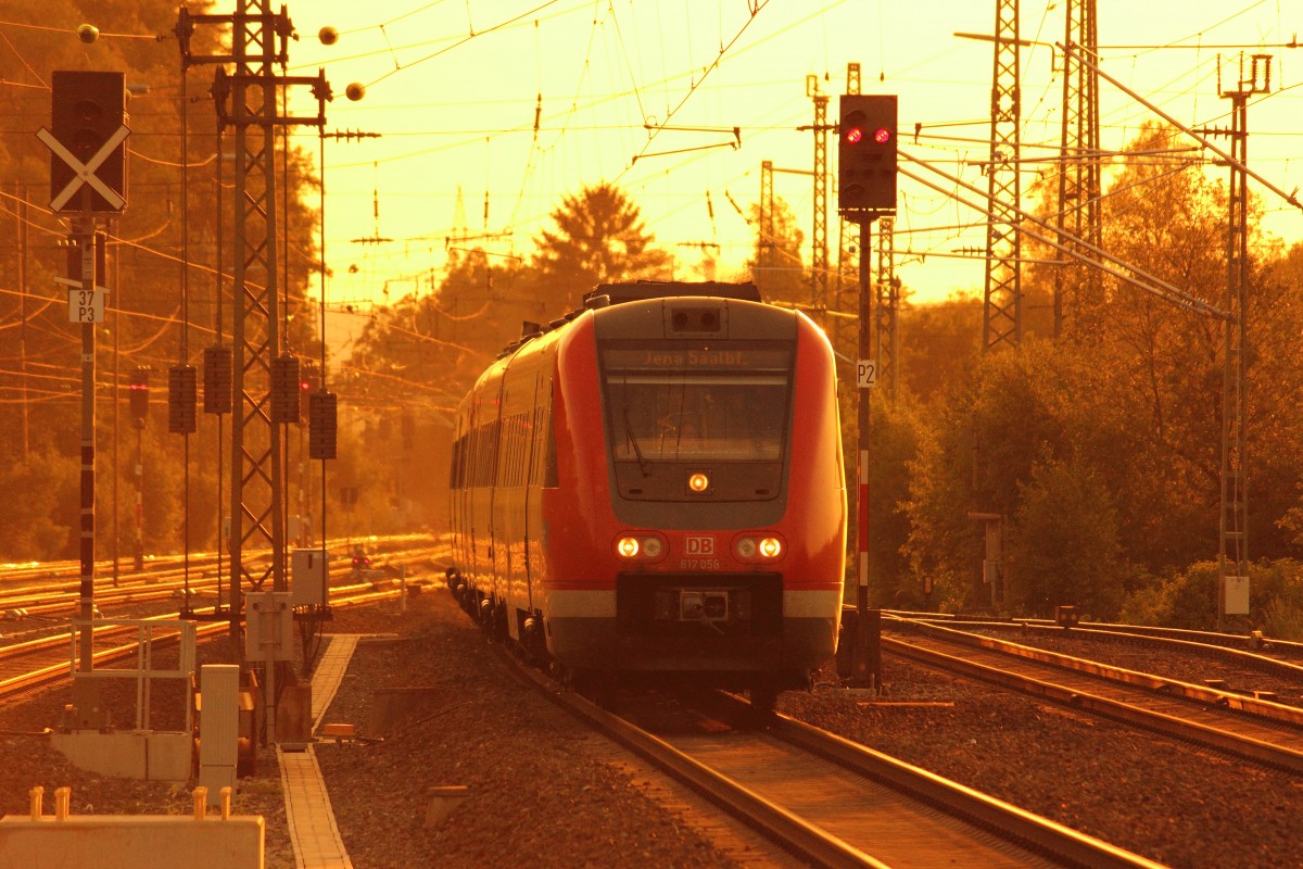 612 058 DB Regio in Hochstadt/ Marktzeuln whrend des Sonnenuntergangs am 24.06.2012.