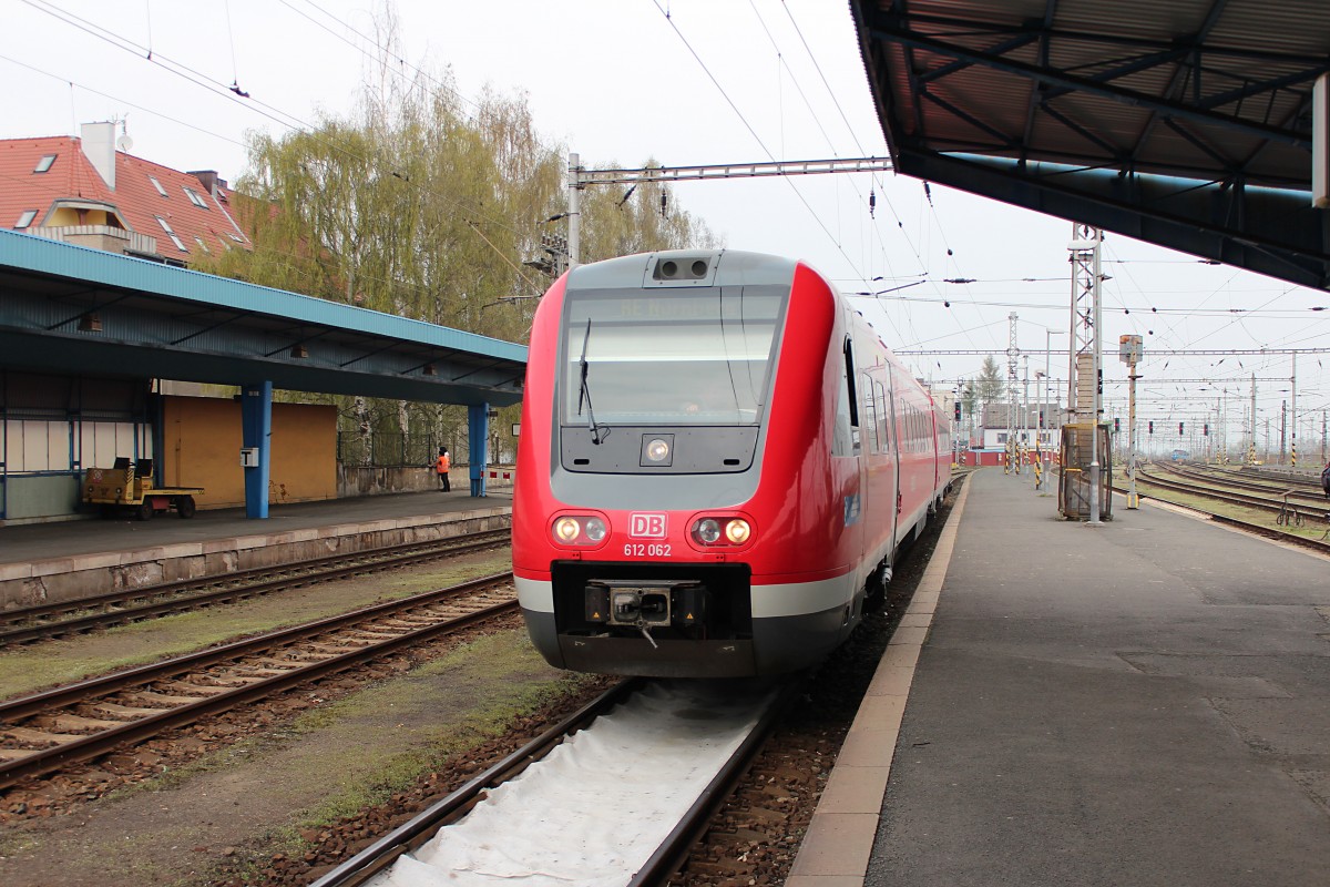 612 062 steht in Cheb und wartet bis die Uhr 13:35 schlägt und der Triebwagen sich auf den Weg als RE 5286 nach Nürnberg Hbf begibt. 05.04.2014    
