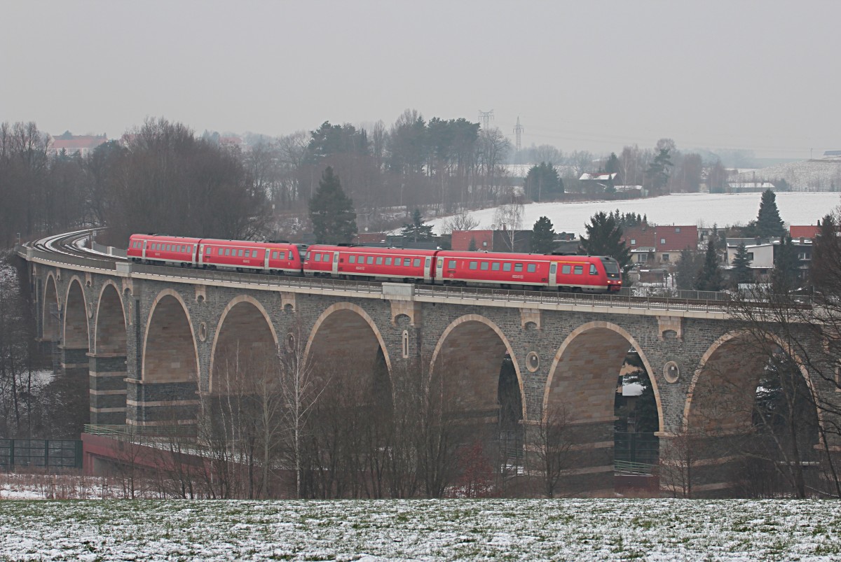 612 067 und 612 131 fahren am 29.01.2014 mit dem RE 3741 über dem Bahrebachviadukt nach Chemnitz Hbf.