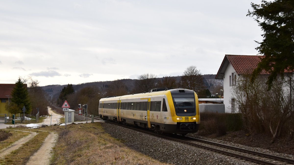 612 069 ist vor kurzem in Schelklingen abgefahren und passiert gerade den Ortsausgang in Richtung Ulm. Aufgenommen am 9.2.2019 15:25