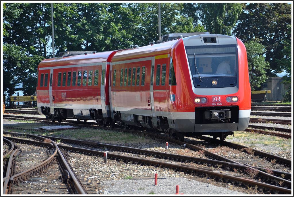 612 076 wartet in Lindau Hbf auf die nächste Aufgabe. (05.06.2015)