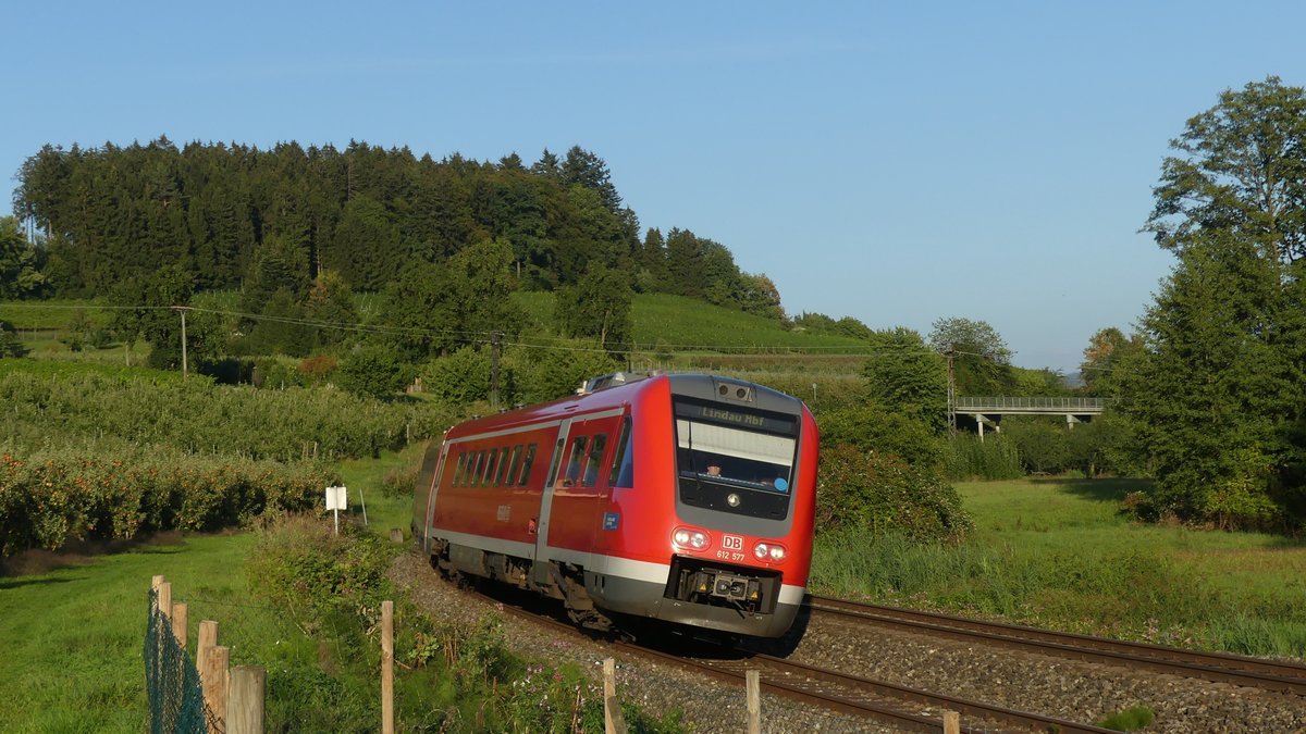 612 077 neigt sich als RE nach Lindau in einer scharfen Kurve bei Bodolz. Aufgenommen am 8.9.2018 18:31
