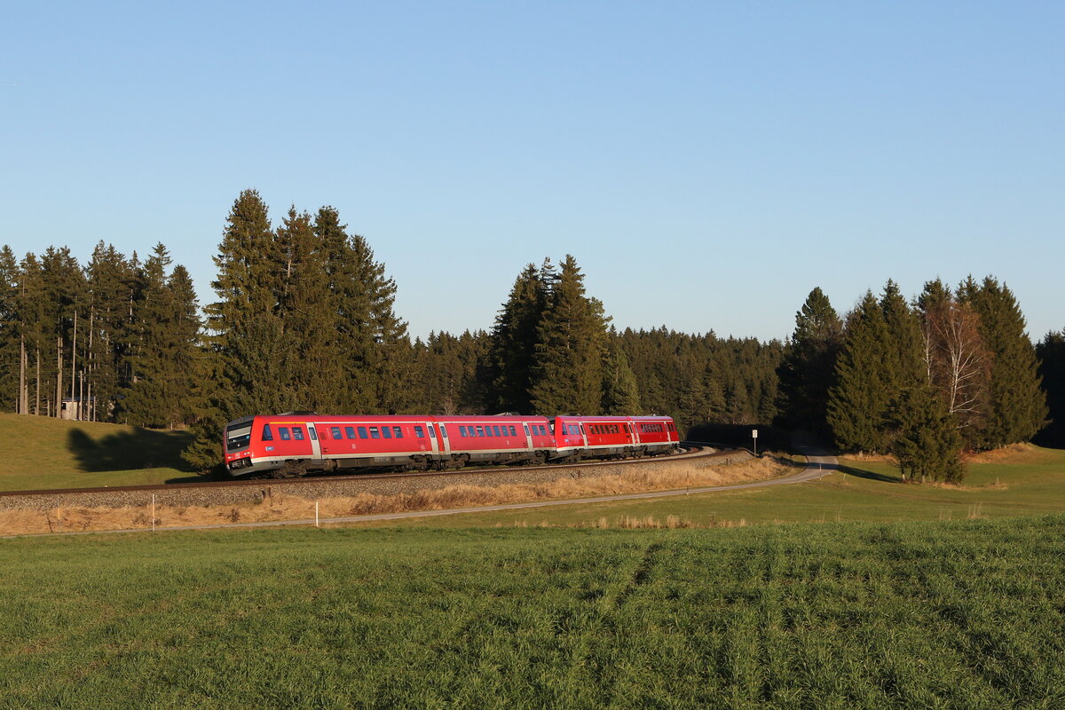612 086 und 612 011 auf dem Weg nach Kempten am 21. November 2021 bei Riedles im Allgäu.