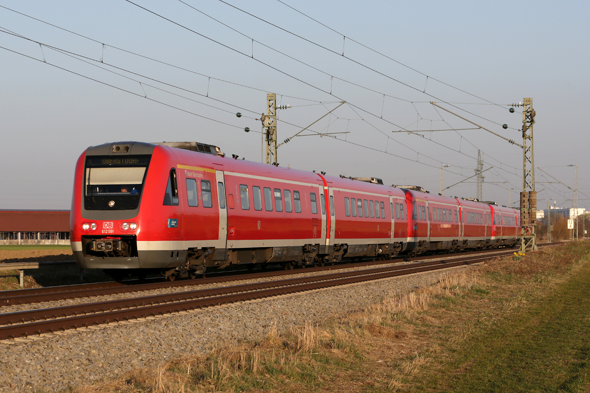 612 091f und zwei weitere 612-Einheiten als RE 57594 (Linie RE 70) nach Oberstdorf, München Aubing, 31.03.2021