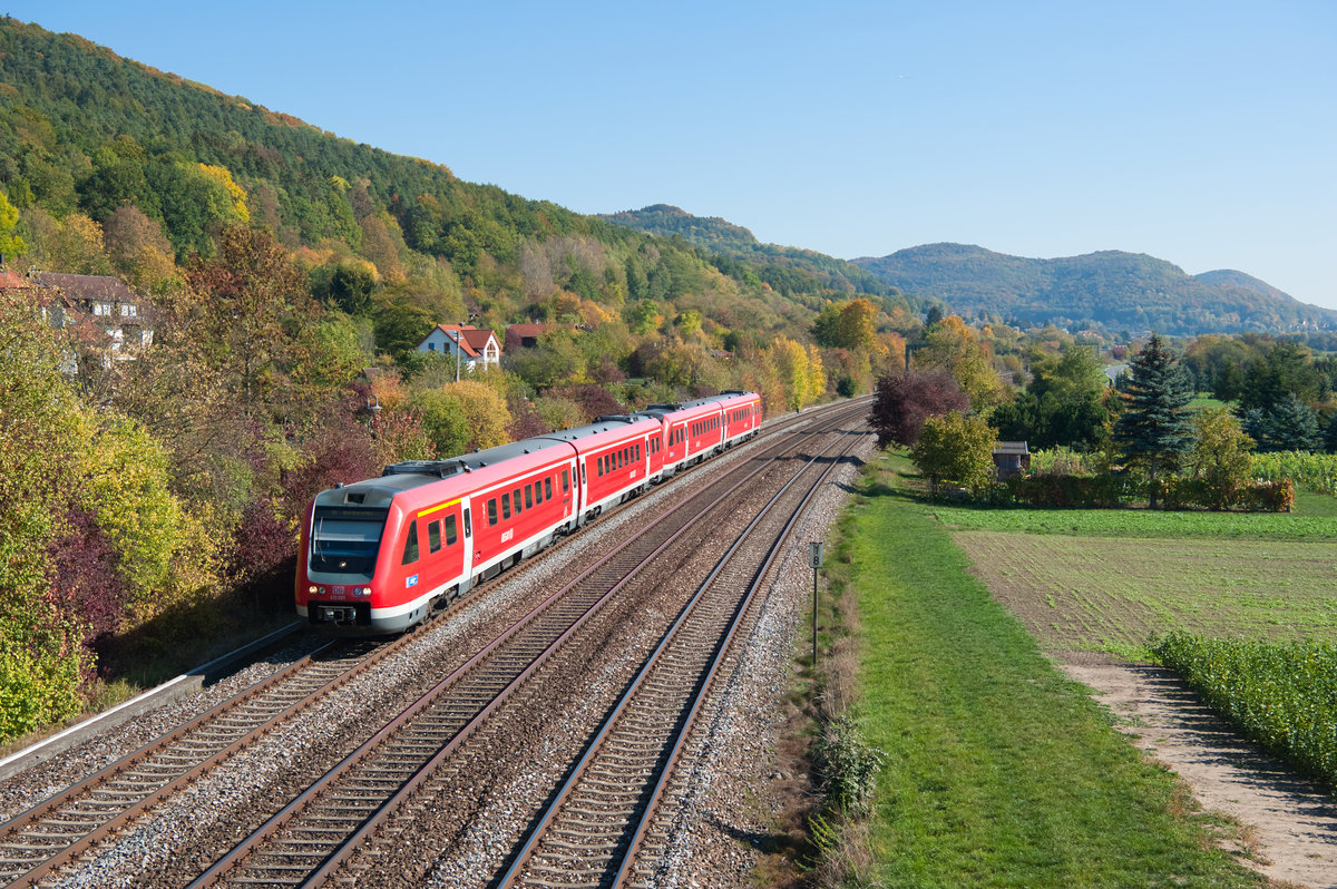 612 093 als RE 3468 von Bamberg nach Nürnberg Hbf bei Hersbruck rechts der Pegnitz, 14.10.2018