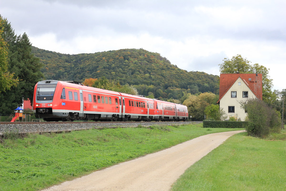 612 095 angeführte 612-Doppeltraktion als RE Hof/Markredwitz-Nürnberg in Hohenstadt (Mittelfranken) am 10.10.2019. 
