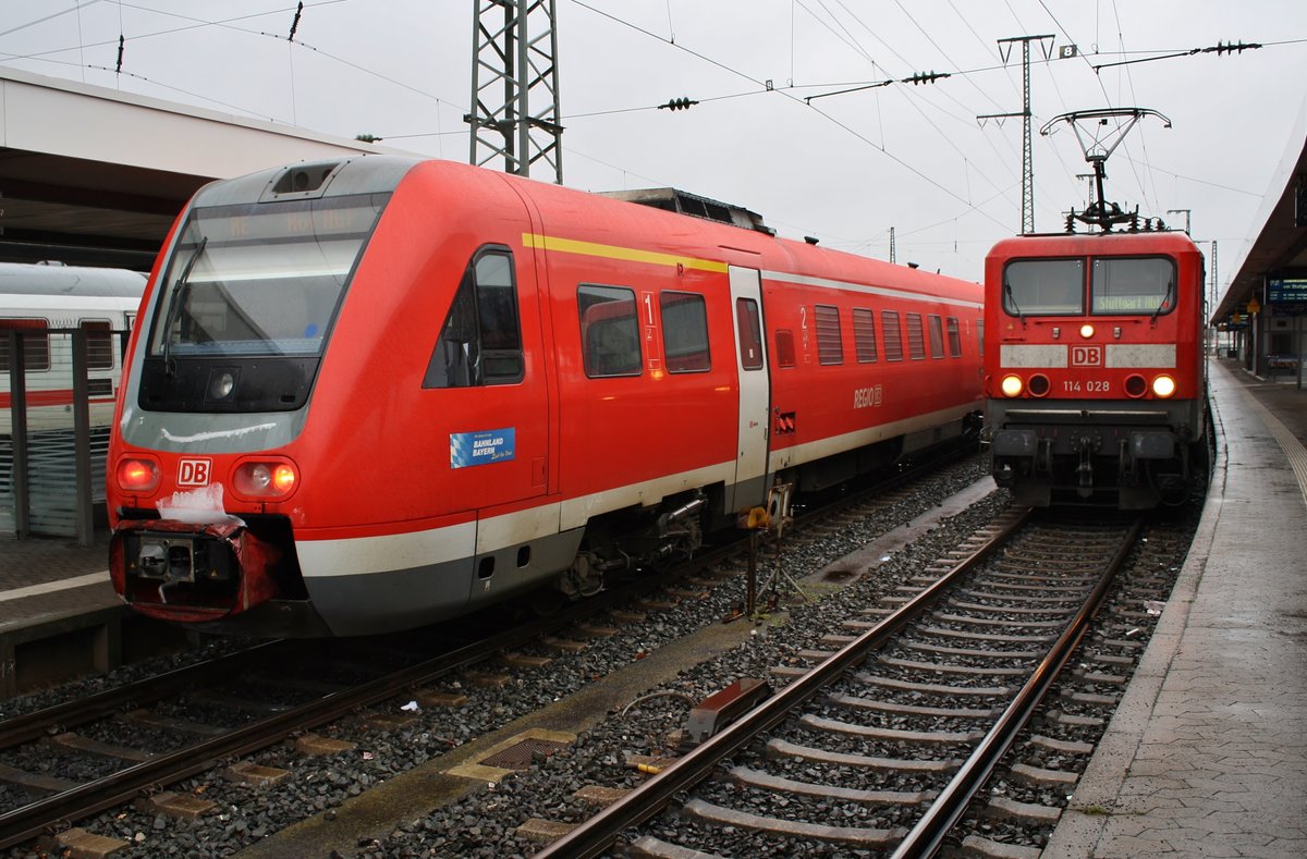 612 096-7 trifft am 28.12.2017 als RE3425 nach Hof Hauptbahnhof im Nürnberger Hauptbahnhof auf 114 028 und 114 006-0 (Zugschluss) mit dem RE19906 nach Stuttgart Hauptbahnhof.