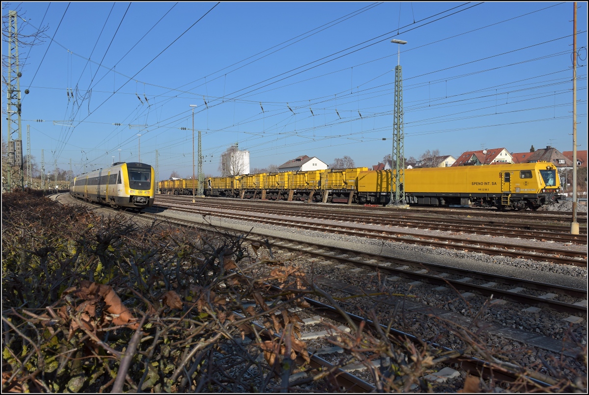 612 103 und 612 159 geben den Blick auf den Speno Schienenschleifzug RR 32 M-2 frei. Hier laufen sichtbar die Vorbereitungen für die Arbeitswoche.
Radolfzell, Februar 2019.