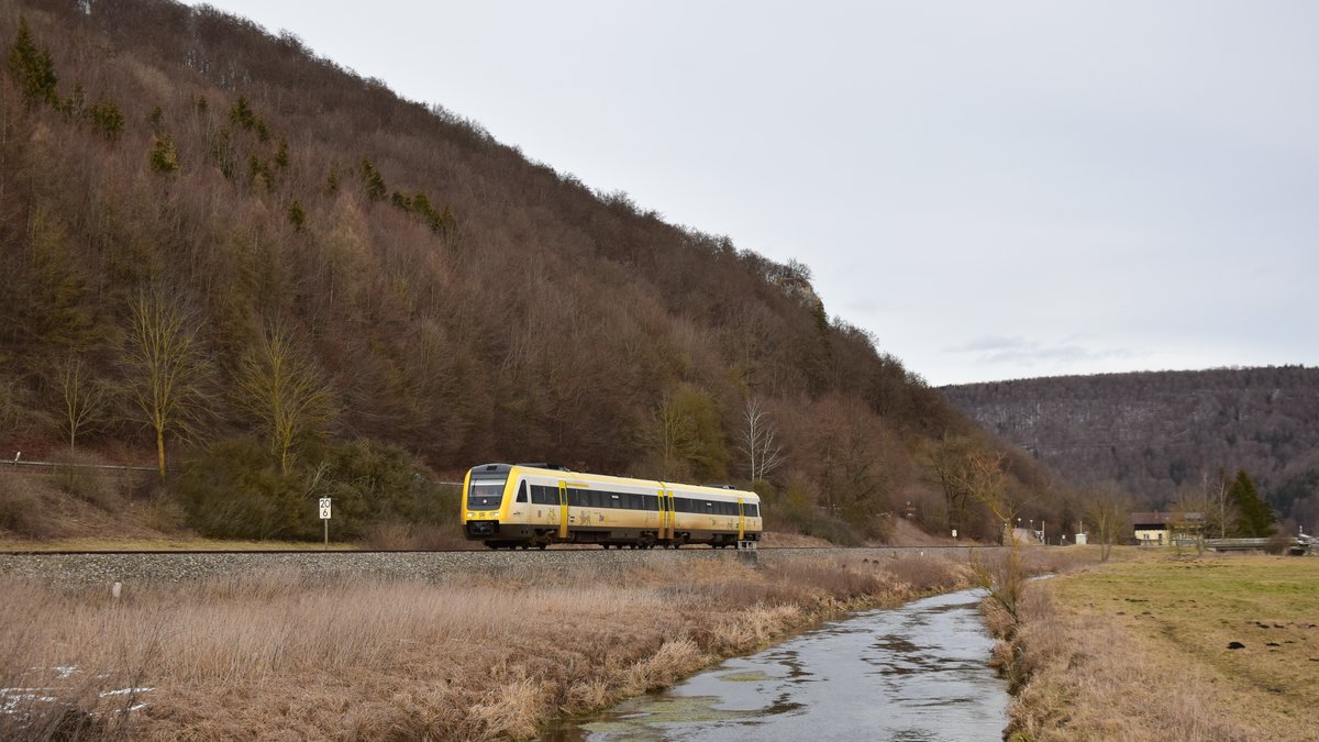 612 103 fährt als RE nach Donaueschingen kurz vor Schelklingen an der Ach entlang. Aufgenommen am 9.2.2019 14:31