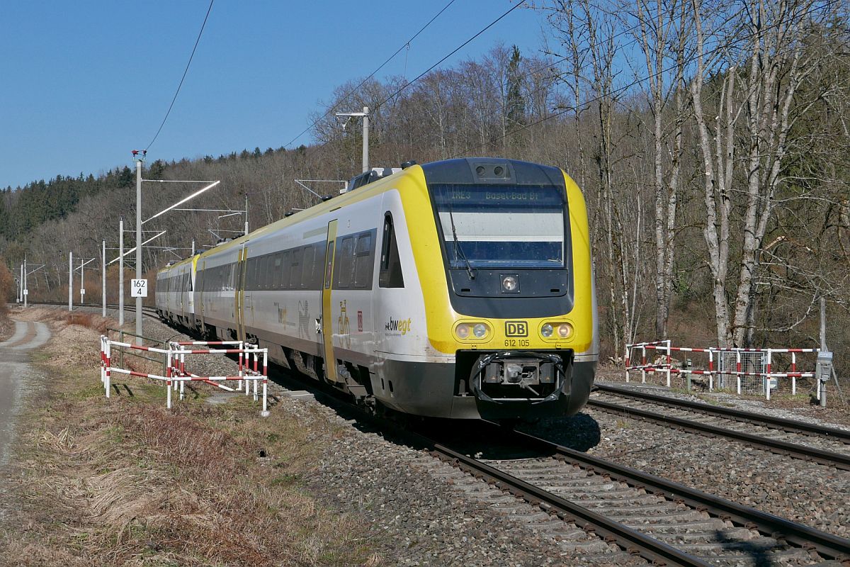 612 105 und ein unerkannt gebliebener Triebwagen fahren am 01.03.2021 von Ulm kommend als IRE 3 / IRE 3046 zwischen Aulendorf und Mochenwangen durch den Schussentobel nach Basel Bad Bf.