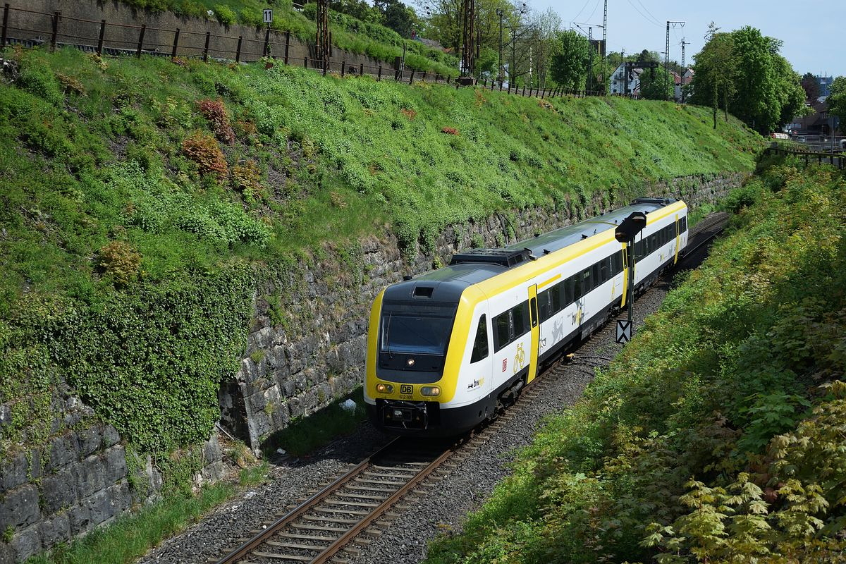612 106 fährt am 28. April 2018, kommend von der Brenzbahn, in den Ulmer Hauptbahnhof ein.