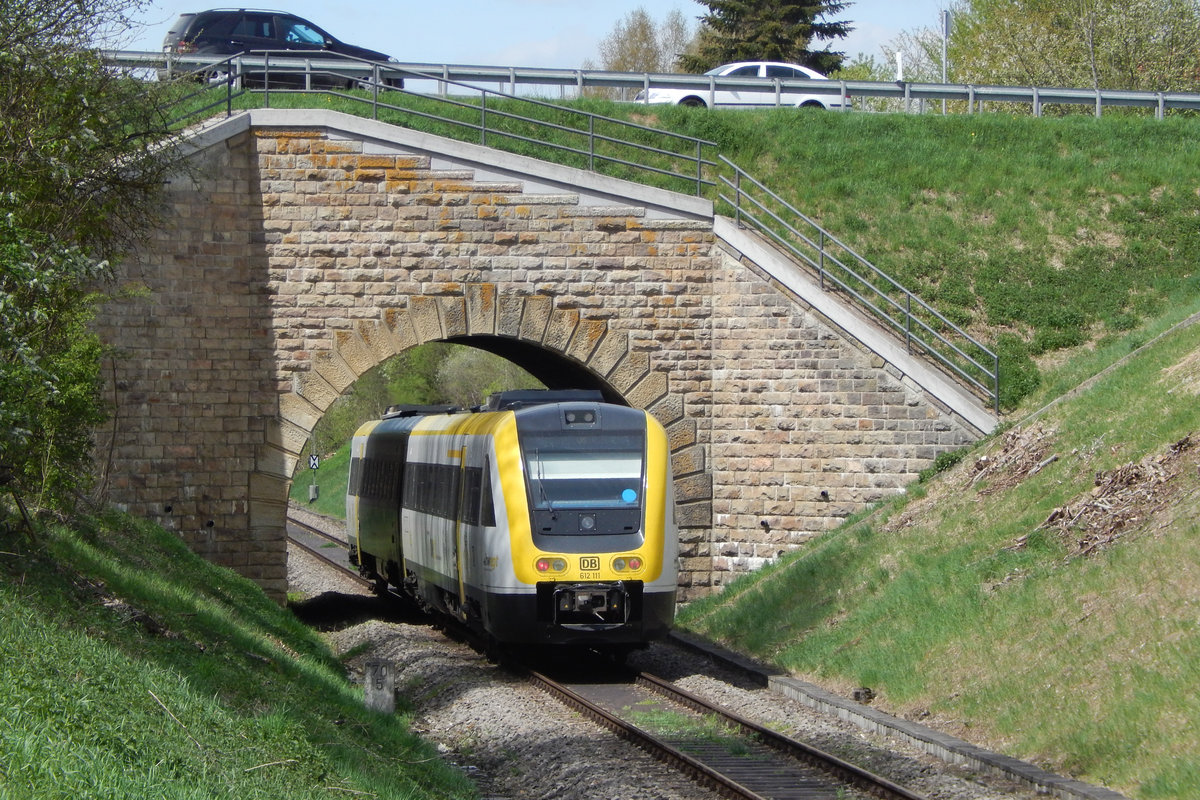 612 111 mit dem RE 26388 (Neustadt(Schwarzw) - Villingen(Schwarzw) bei Hüfingen, 24.04.18.