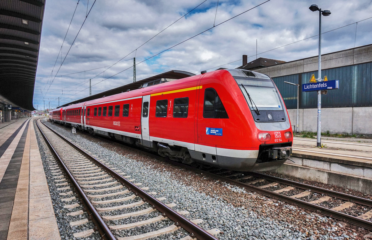 612 114 und 612 491 warten im Bahnhof Lichtenfels auf die Abfahrt als RE 3865 nach Hof Hbf.
Aufgenommen am 11.4.2017.