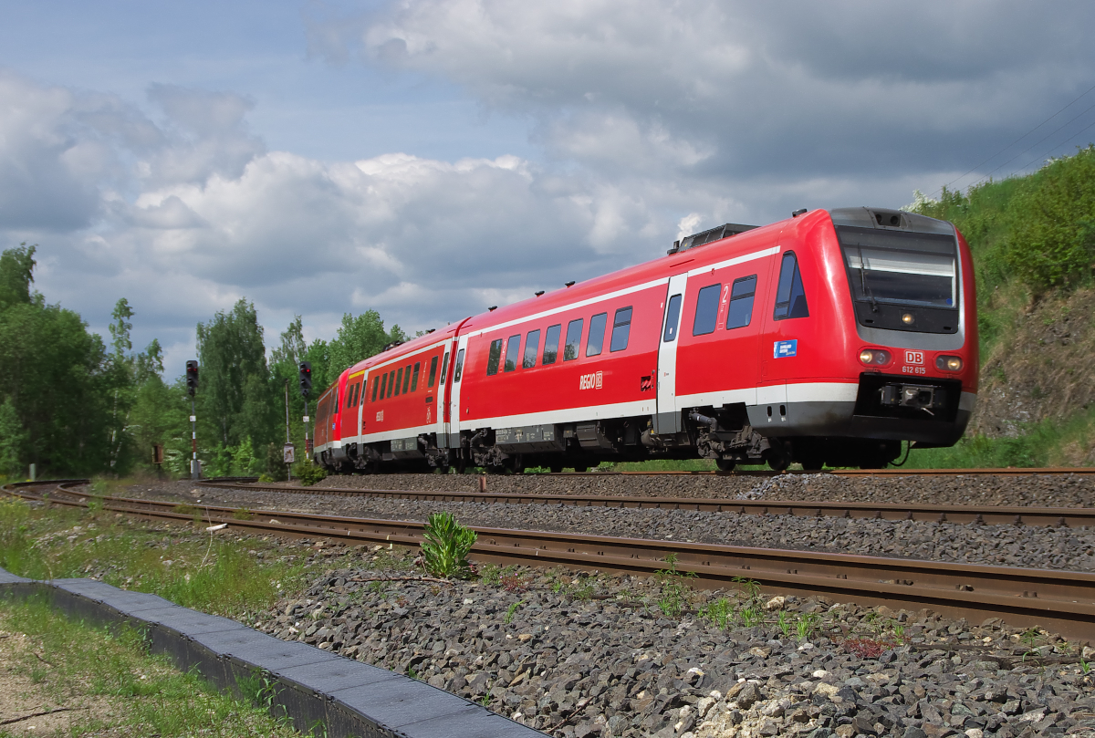 612 115 und zwei weitere 612er sind von Hof aus auf dem Weg nach Nürnberg. Hier bei Oberkotzau werden sie gleich nach dem Bahnhof im Tal der Saale verbleiben und über die Schiefe Ebene und Bayreuth nach Nürnberg fahren. Bahnstrecke 5100 Bamberg - Hof am 25.05.2017