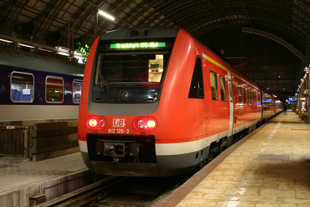 612 126 während der Wendepause im Frankfurter Hauptbahnhof.
Aufgenommen am 04.01.2007.