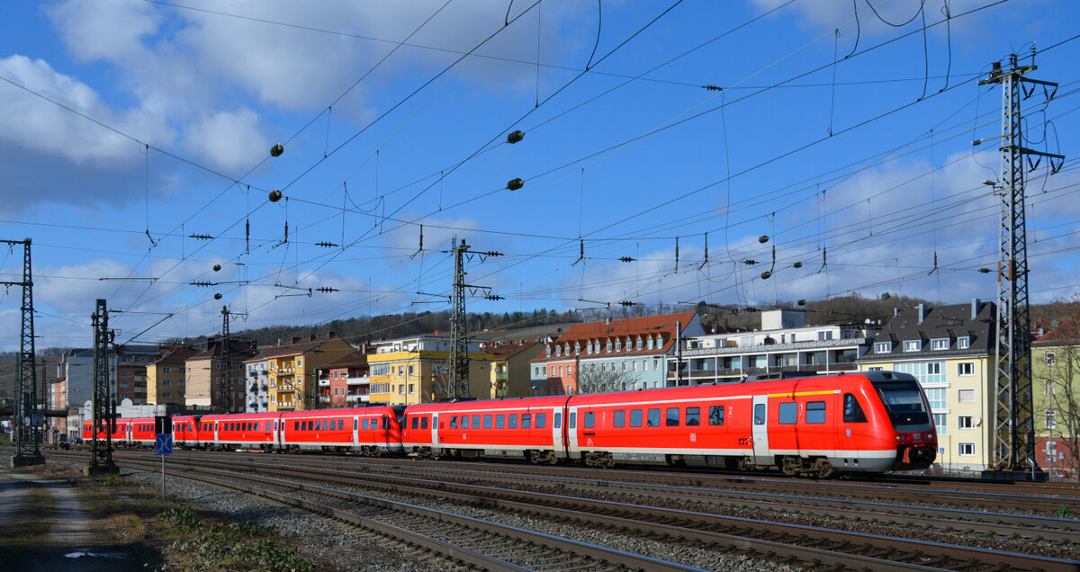 612 130-4 als RE 3778 & zwei weitere 612er als RE 3758 beginnen pünktlich ihre Reise in Würzburg Hbf nach Bad Kissingen bzw. Erfurt. 19.02.2022