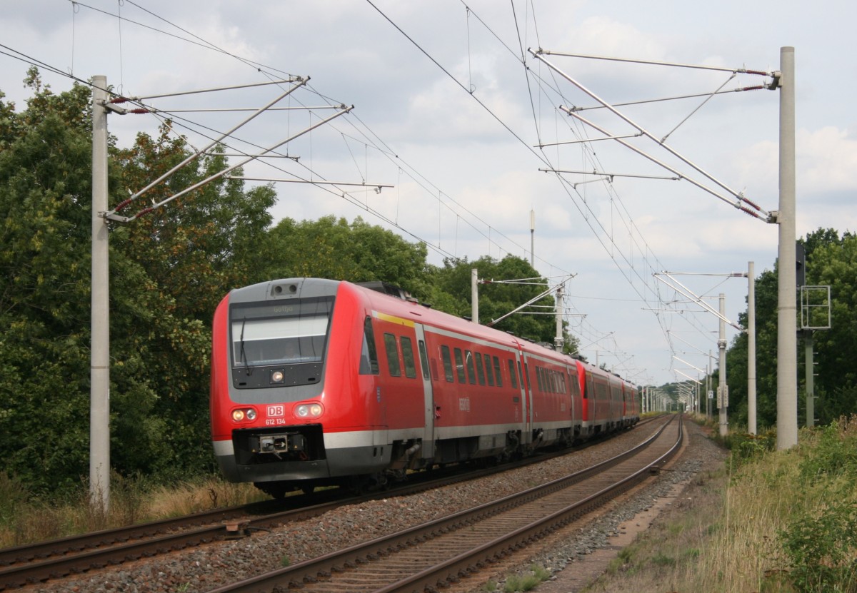 612 134 als RE 3392 (Glauchau–Gttingen) am 15.08.2013 in Hopfgarten (Weimar), aufgenommen vom Bahnsteigende