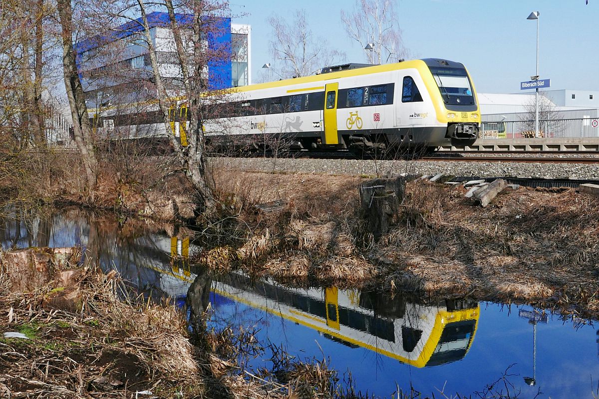 612 139 passiert als IRE 3046, Ulm - Basel, die Haltestelle Biberach S�d. Am 21.02.2019 wurde am Gew�sser Namens  Schwarze Bach  auf den Ausl�ser gedr�ckt, in dem mehr Wasser sichtbar ist als im knapp zwei Jahre zuvor aufgenommenen, nachfolgenden Bild.