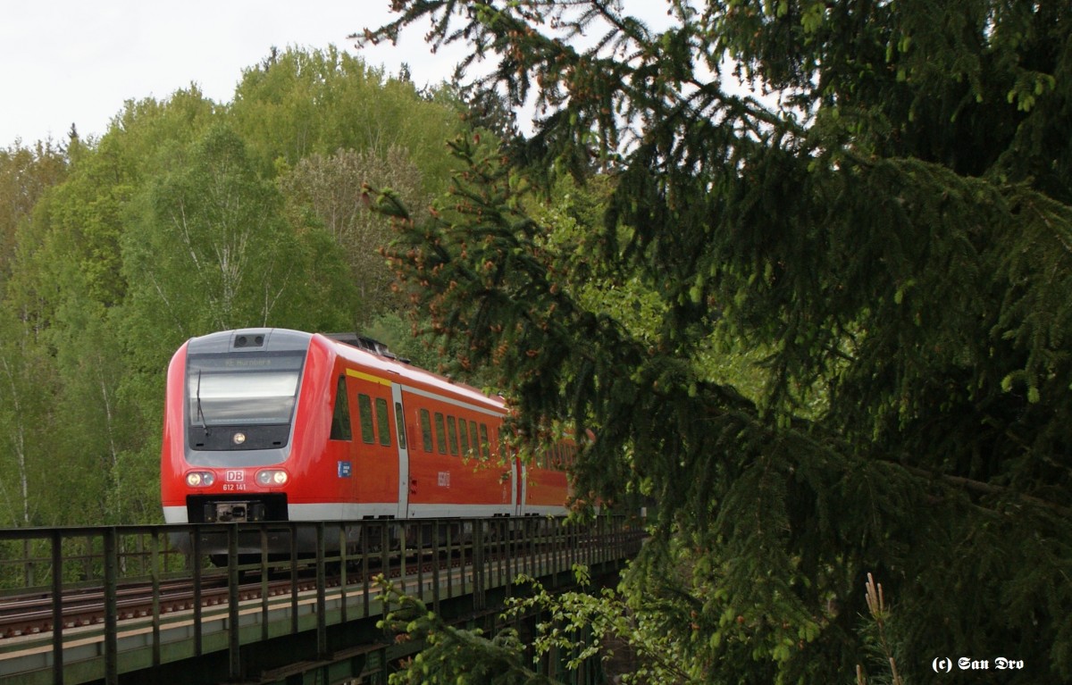 612 141 mit einem RE nach Nürnberg Hbf überquert das Elisenfelser Viadukt(96m) und steuert seinen nächsten Halt Marktredwitz an.