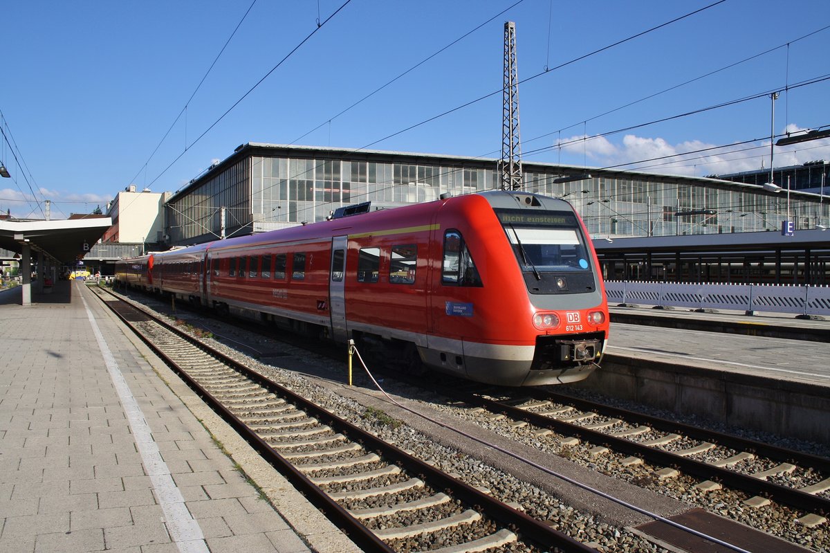 612 143-7 wartet am 13.8.2017 als RE57413 von Memmingen im Münchener Hauptbahnhof auf Ausfahrt in die Abstellung.