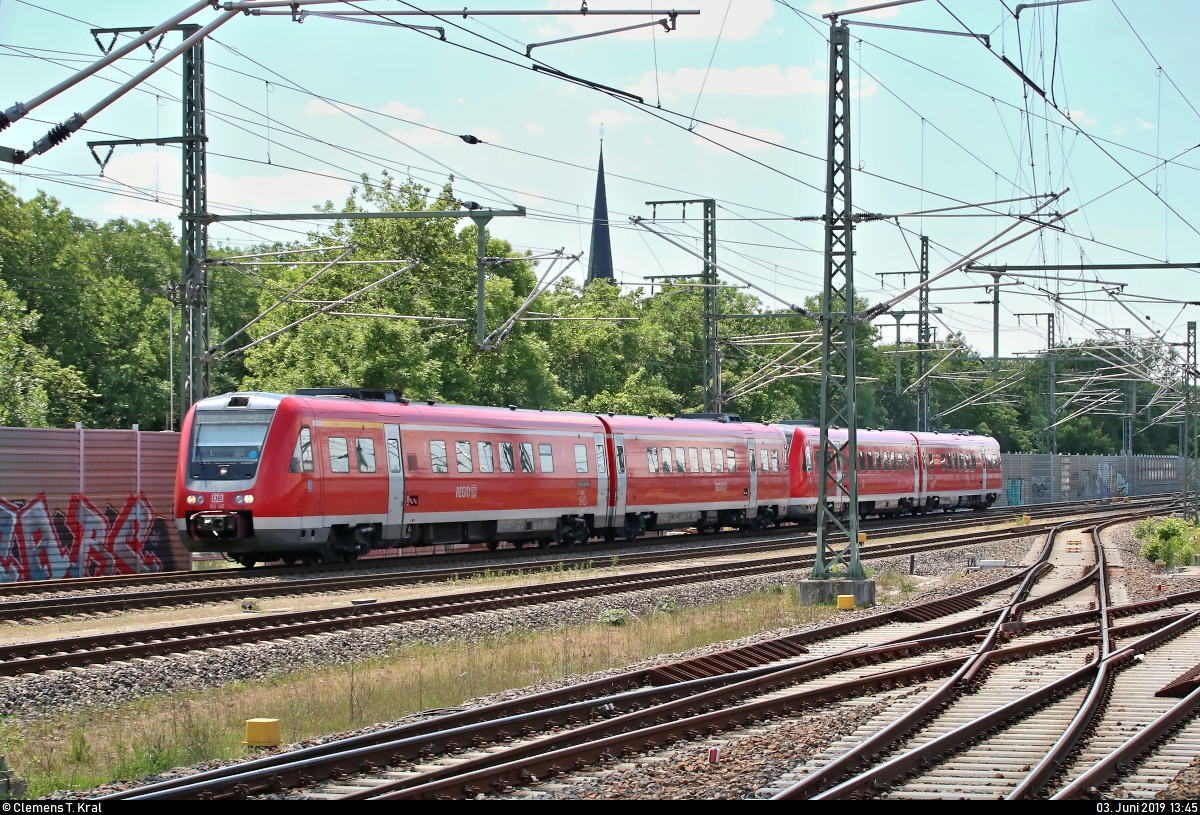 612 145-3 und 612 130-4 (Bombardier RegioSwinger) von DB Regio Südost als RE 3661 (RE1) von Göttingen nach Glauchau(Sachs) erreichen Erfurt Hbf auf Gleis 10.
Aufgenommen am Ende des Bahnsteigs 3/6.
[3.6.2019 | 13:45 Uhr]
