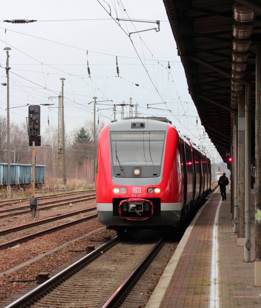 612 147 und 612 645 stehen am 15.12.2013 mit dem RE 3677/3657 nach Glauchau und der hintere Zugteil nach Zwickau in Gößnitz.
