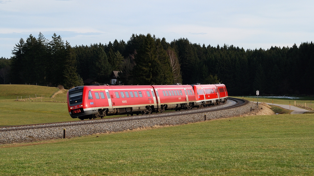 612 150 mit RE 3188 bei Riedles (09.01.2014)