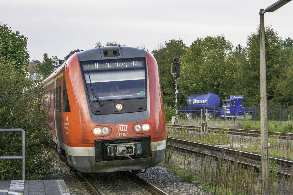 612 154 erreichte am 17.9.24 Neuhaus (Pegn). Rechts wartet der „Stra�enzug“ der Brauerei auf das n�chste Fest f�r seinen Einsatz